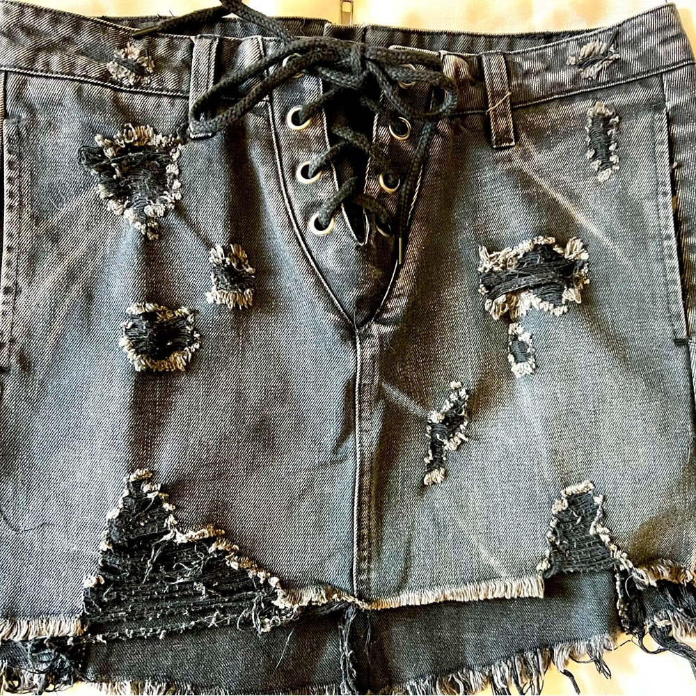 NWOT black distressed Jean skirt